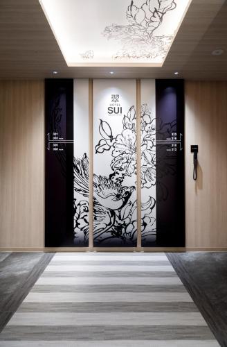 a lobby with doors with a painting on the wall at HOTEL 翠 sui -TIMELESS GARDEN- in Koshido