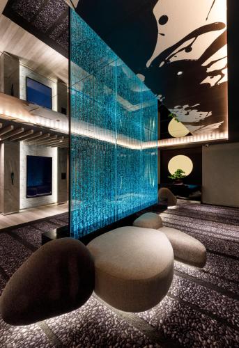 a lobby with chairs and a glass wall at HOTEL 翠 sui -TIMELESS GARDEN- in Koshido
