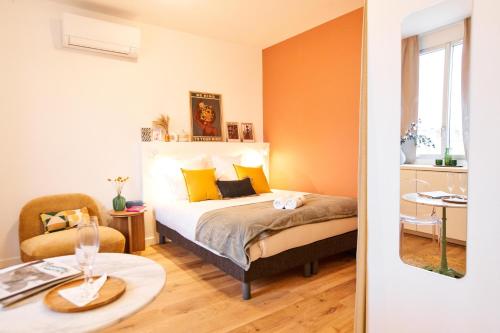 Ένα ή περισσότερα κρεβάτια σε δωμάτιο στο Chez Camille - Boutique Aparthotel au coeur de Bordeaux