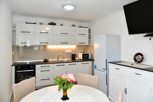 Η κουζίνα ή μικρή κουζίνα στο Green View Apartment
