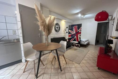 une pièce avec une table et des chaises et une cuisine dans l'établissement Le Moulin - Grand studio - Gare, à Narbonne