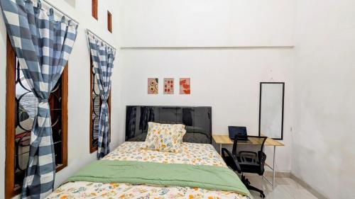 Postel nebo postele na pokoji v ubytování Chill-Inn Sukomanunggal Syariah