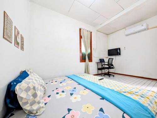 Postel nebo postele na pokoji v ubytování Chill-Inn Sukomanunggal Syariah