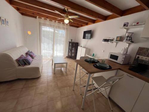 a living room with a couch and a table at Casa Linda in Parque Holandes