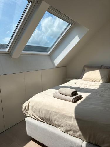Katil atau katil-katil dalam bilik di Dakappartement V, 2de verdiep TML