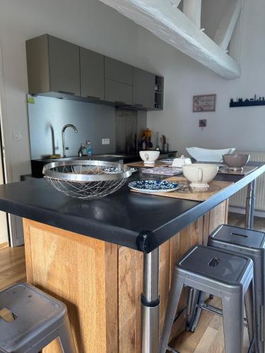 - une cuisine avec un comptoir avec des bols dans l'établissement Petite Villa de impasse du Prieure, à Caen