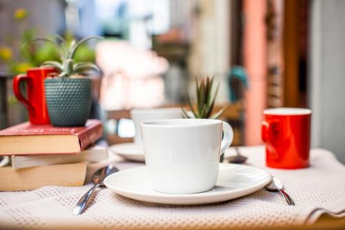 a table with a cup and a plate and books at Casa Mina in Carate Urio