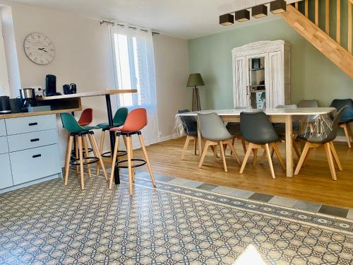a dining room with a table and chairs at À La Mollière in Cayeux-sur-Mer