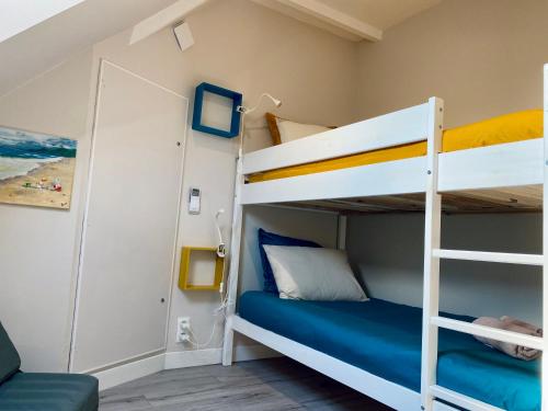 a bunk bed room with two bunk beds at À La Mollière in Cayeux-sur-Mer