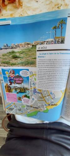 une carte en haut d'un livre sur une table dans l'établissement Paisible à 100m de la plage du Môle, au Cap d'Agde