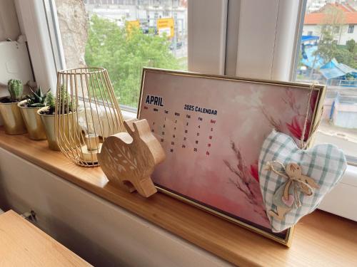 a desk with a calendar on a window sill at Cozy Trg in Lazarevac