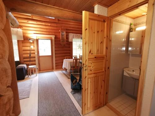 Habitación con puerta a una habitación con mesa en Metsänkävijä, en Syöte