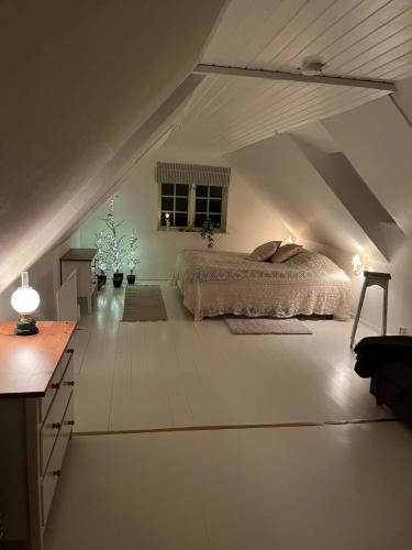 a bedroom with a bed in a attic at Hyggeligt hus in Lilla Stockhult