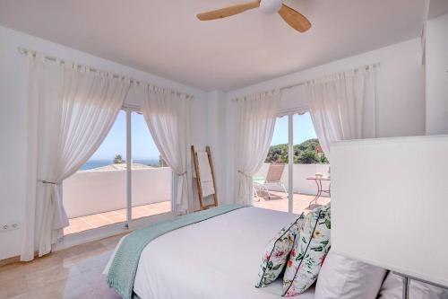 En eller flere senge i et værelse på 034 Luxury La Cala Villa, Private Pool and Sea Views