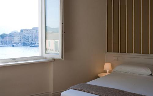 Ένα ή περισσότερα κρεβάτια σε δωμάτιο στο Porto Sole Rooms