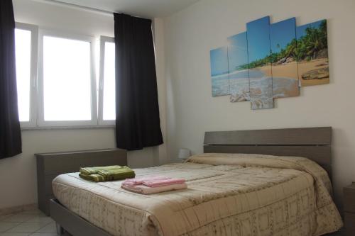 een slaapkamer met een bed met twee handdoeken erop bij B&B Mattia in Civitanova Marche