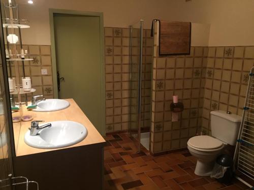 une salle de bain avec un lavabo, des toilettes et une douche dans l'établissement Casa Paulette, à Cavalaire-sur-Mer
