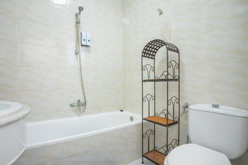 a bathroom with a tub and a toilet and a sink at Apartamento Casa Puerta del Sol I in Montijo