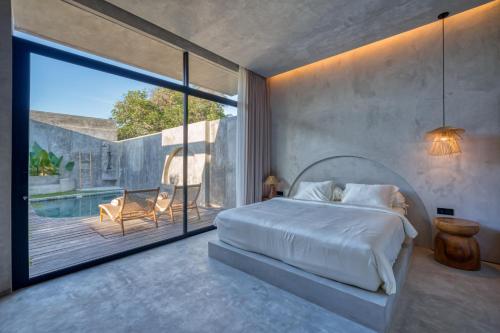 Una cama o camas en una habitación de 2 bedroom entire place Isa Villa Uluwatu