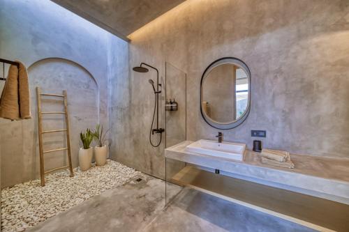 Un baño de 2 bedroom entire place Isa Villa Uluwatu