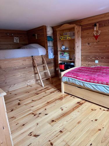 une chambre avec un lit et un parquet dans l'établissement Appartement cocooning aux Angles, aux Angles