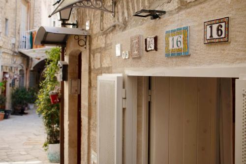 a building with the number on the side of it at La Cantina in Giovinazzo