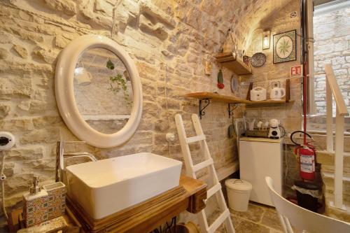 a bathroom with a sink and a mirror at La Cantina in Giovinazzo