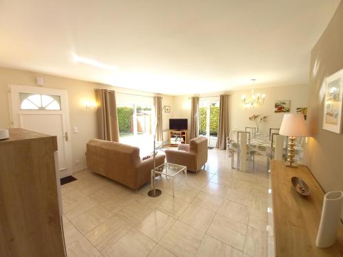 un salon avec un canapé et une table dans l'établissement Saint Palais sur Mer - BELLE MAISON IDÉALEMENT SITUÉE 5 min PLAGE DE NAUZAN, à Saint-Palais-sur-Mer