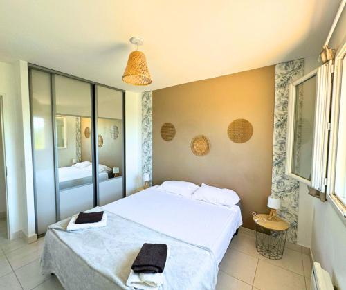 une chambre avec deux lits et un miroir dans l'établissement Villa La Cadière avec piscine, à Laouque