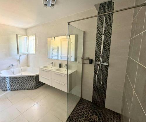 une salle de bain avec une douche, un lavabo et une baignoire dans l'établissement Villa La Cadière avec piscine, à Laouque