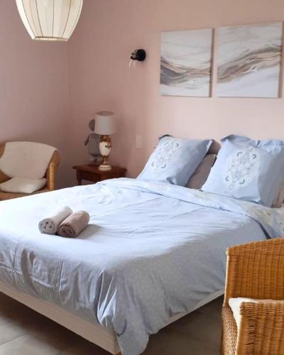 une chambre avec un lit avec deux serviettes dessus dans l'établissement Maison de campagne - Proche Aubenas et Vals les Bains, à Saint-Julien-du-Serre