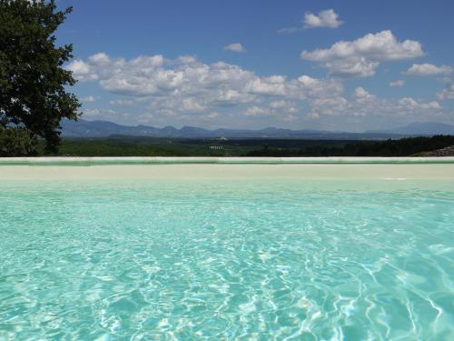 - une vue sur l'eau dans la piscine dans l'établissement La Ferme Les Eybrachas, à Réauville