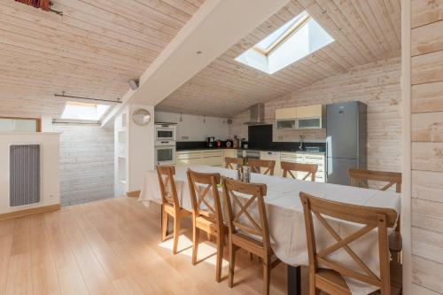 une cuisine et une salle à manger avec une table et des chaises dans l'établissement Le Zen - Sauna - Piscine intérieure, à Saint-Hilaire-de-Chaléons