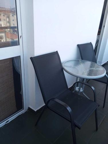 deux chaises et une table sur un balcon dans l'établissement Coastal View Apartment, à Bar