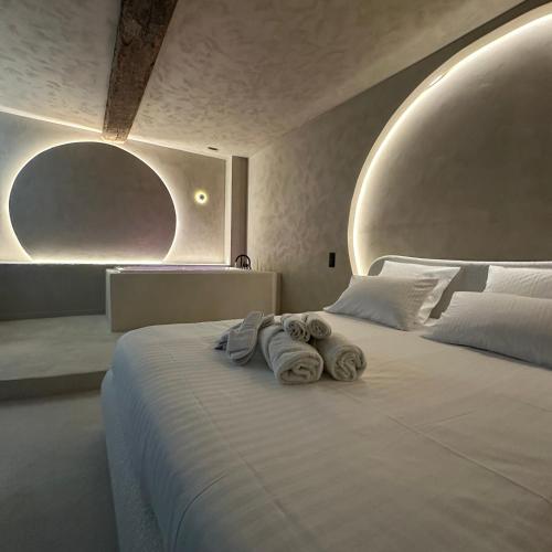 une chambre avec un lit avec des serviettes dessus dans l'établissement Maison Paume - Collection AURA - Charleville-Mézières à deux pas de la Place Ducale, à Charleville-Mézières