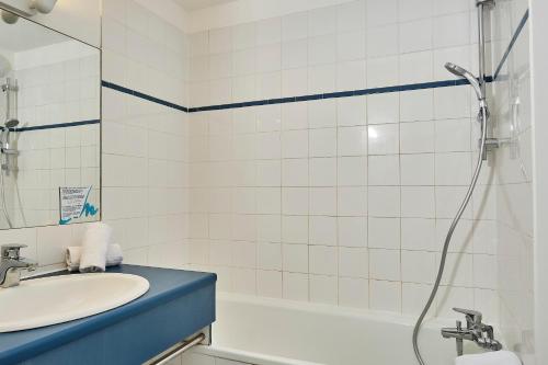 Ванная комната в Artemia Aigues-Mortes - Hotel avec piscine