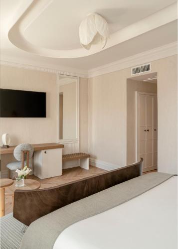 a hotel room with a bed and a tv at Vincci Centrum in Madrid