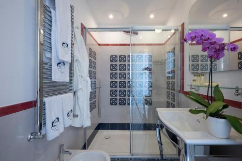 Un baño de ABBRACCIO Amalfi Boutique Retreat