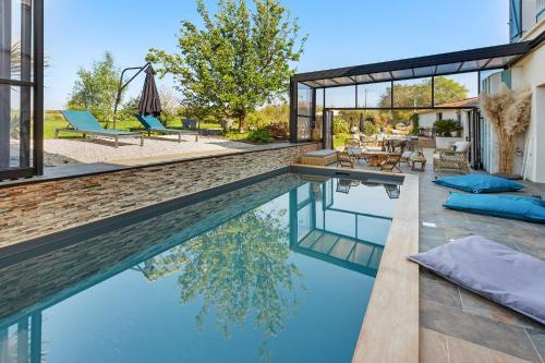 une maison avec une piscine et une terrasse dans l'établissement La Basse Ménantie - Haut de gamme & Spacieuse, à Pont-Saint-Martin