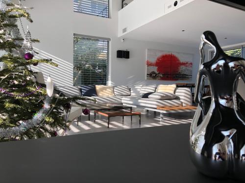 - un salon avec un arbre de Noël et un canapé dans l'établissement LA VILLA KORLEA AVEC PISCINE AIX LES BAINS, à Aix-les-Bains