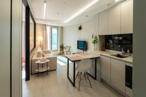 Η κουζίνα ή μικρή κουζίνα στο L'eau House