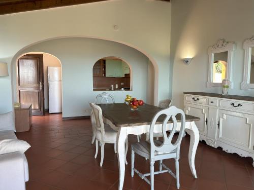 a kitchen and dining room with a table and chairs at Villa Camilla-Stintino, Sardegna in Sassari
