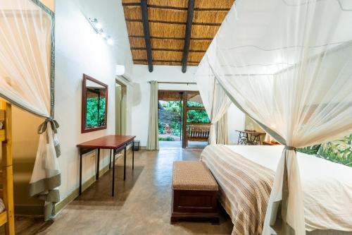 Ein Bett oder Betten in einem Zimmer der Unterkunft Nguni Lodge