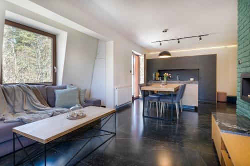 una sala de estar con un sofá y una mesa en "Ku Słońcu" - Jastrzębia Góra No.17, en Jastrzębia Góra