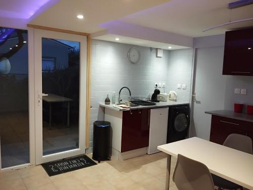 Η κουζίνα ή μικρή κουζίνα στο Appartement Saint Sulpice la Pointe