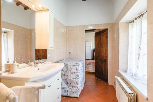 a bathroom with a sink and a tub at Villa Lo Stemma in Monte San Savino