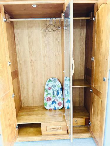 einem Holzschrank mit einer Tasche darin in der Unterkunft I Riverside A403 I Compact & Quiet Studio in Ho-Chi-Minh-Stadt