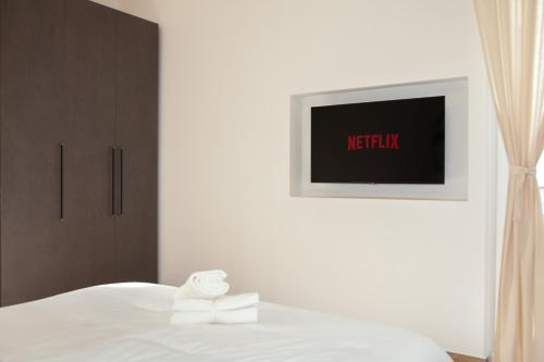 Luxury San Siro Apartment, 5 min Metro, Balcony & Fast WiFi