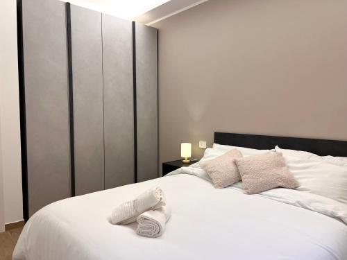 Luxury San Siro Apartment, 5 min Metro, Balcony & Fast WiFi