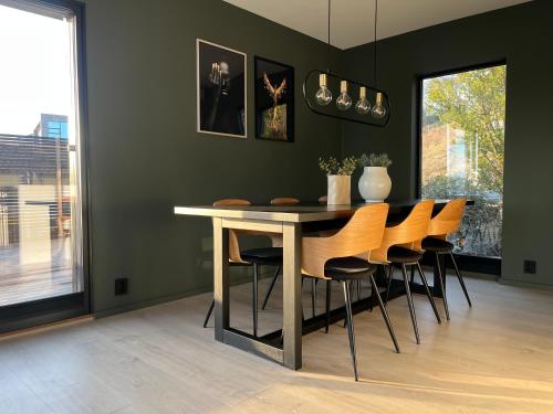 a dining room with a table and chairs at Seaside Villa with outdoor Jacuzzi in Haugesund